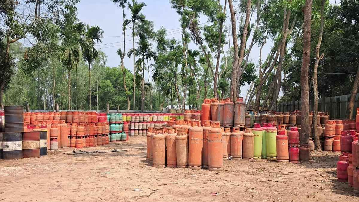 শ্রীমঙ্গলে জ্বালানি তেল মজুত করায় ২ প্রতিষ্ঠানকে জরিমানা